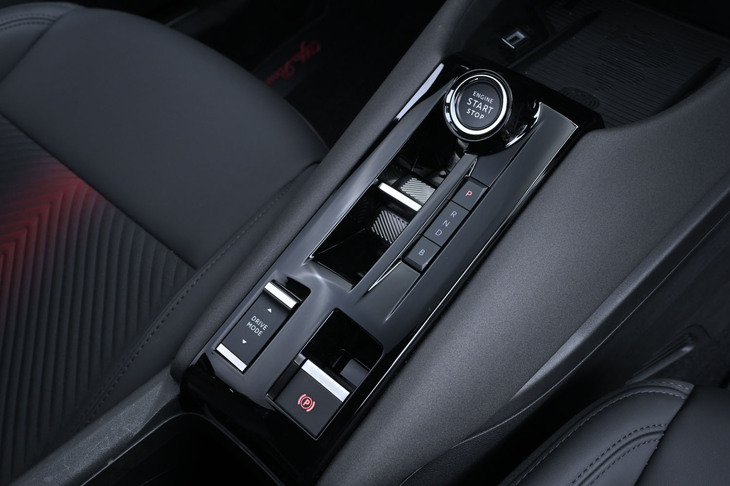 センターコンソールにシステムのオン／オフスイッチ（表示はなぜか「ENGINE START STOP」になっている）や、シフトセレクター、ドライブモード切り替えスイッチを配置。ドライブモードは「DYNAMIC」「NATURAL」「ADVANCED EFFICIENCY」の3種類から選択できる。