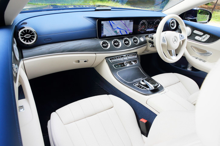 2枚で一続きにレイアウトされている液晶モニターと、4連の空調吹き出し口が特徴的なインストゥルメントパネルまわり。テスト車の内装色は「マキアートベージュ」と「ヨットブルー」のツートンカラーだった。