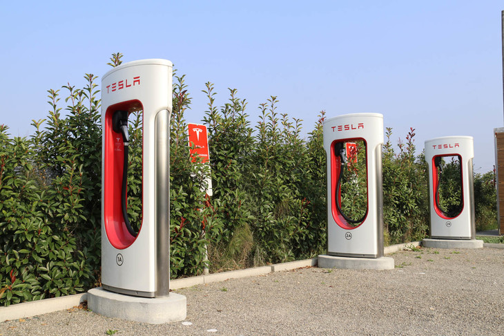 テスラのスーパーチャージャーの普及は、まだまだ。たとえばわが家のあるシエナの場合、目下60km離れたフィレンツェか、70km離れたアレッツォまで同充電設備は無い。