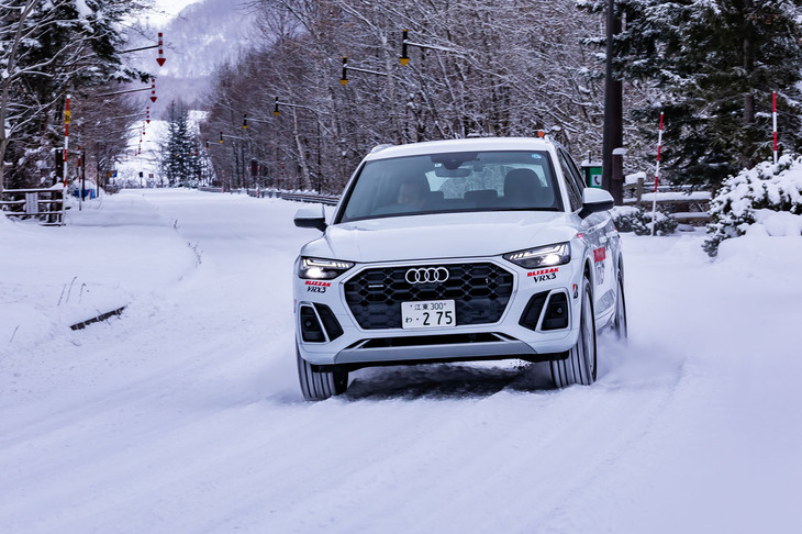 2021年9月に発売されたブリヂストンの新しいフラッグシップスタッドレスタイヤ「ブリザックVRX3」。今回は冬の北海道・旭川の市街地と北海道最高峰の旭岳へと向かう郊外のルートで、その実力を確かめた。