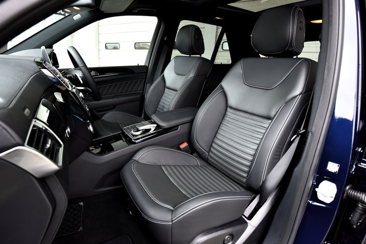 ナッパレザー／本革のシートが標準。AMGのシートの背もたれには通常AMGバッジが付くが、このモデルにはない。