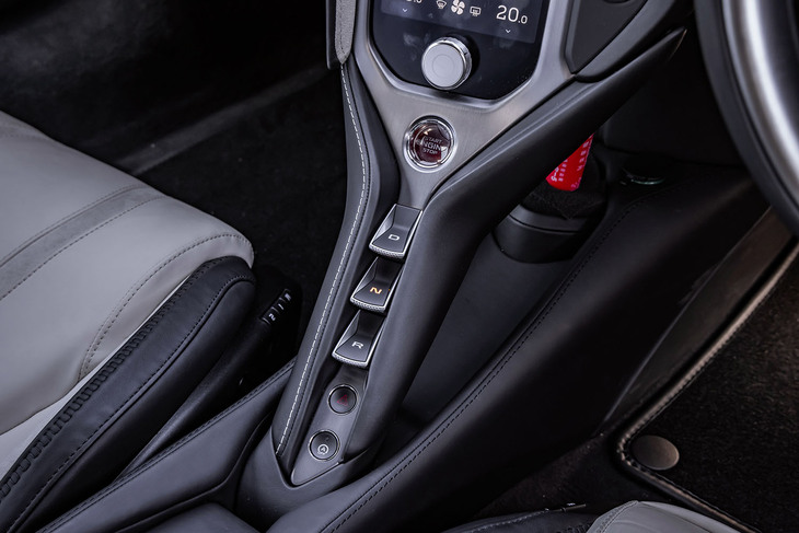 エンジンのスタート／ストップスイッチと「D」「N」「R」のギアセレクター、ハザードとアイドリングストップ機構のオン／オフスイッチが、角度のついたセンターブリッジに整然と並ぶ。