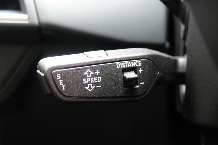 アウディe-tron GTクワトロ（アダプティブクルーズコントロールのコントローラー）