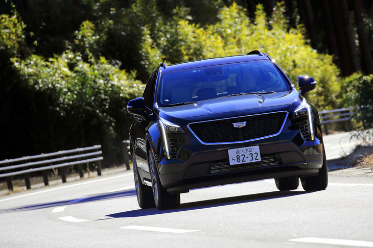 足まわりは快適な乗り心地と適度なスポーティネスを両立。今回取材した「スポーツ」グレードには、走行状況によって減衰力を制御するリアルタイムダンピングサスペンションが標準装備される。