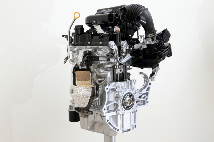 エンジンについてはボア×ストロークやボアピッチなどの寸法を除いて、すべてを刷新。燃焼効率の向上に加え、自然吸気エンジンではエキゾーストポートの集合化や水冷化によって排出ガスのさらなる浄化も実現。軽として初めて、平成30年排ガス基準75％低減レベルを達成している。