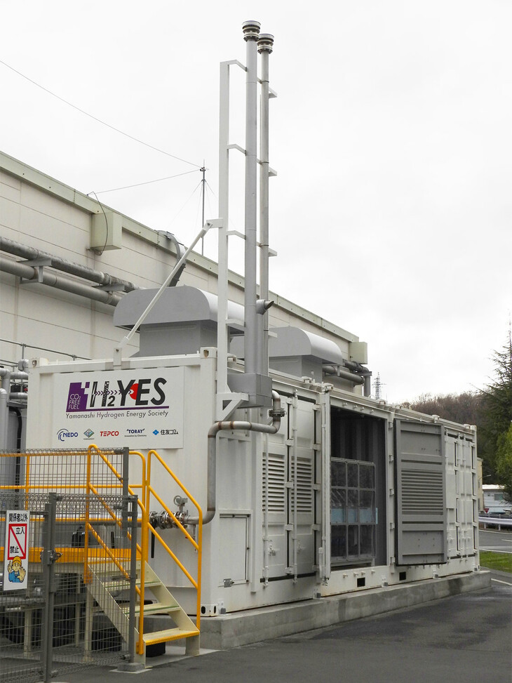 白河工場に導入された、「500kW級ワンパッケージP2Gシステム」。40ftコンテナに収まるコンパクトさが特徴で、こうした場所に簡単に設置できるという。