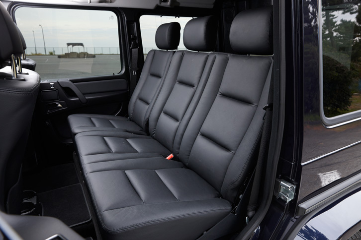 後席は3座式のベンチタイプ。前席と同じく、シートヒーターが標準で備わる。