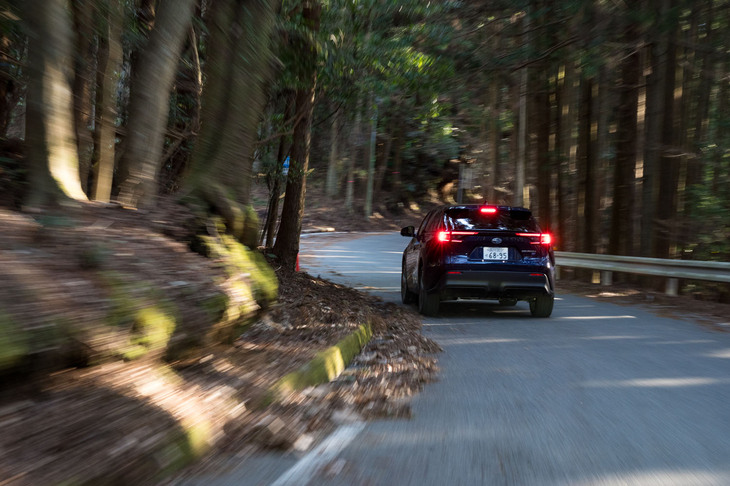 国士峠を越える伊東西伊豆線こと県道59号は、険しいうえに狭くて先も見通せない峠道だ。「ルート設定時に、“通過難易度”を★の数とかで教えてくれるとうれしいね」とは筆者の弁。