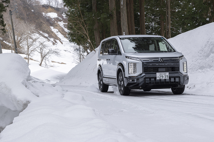 今回の「デリカD：5」には標準装着タイヤと同じ225/55R18サイズを装着。試乗車は2025年12月発売の最新型だが、実は2007年発売の初期型からタイヤサイズが変わっていない。ぜひ多くの方に「ソルウス4S HA32」の安心感を味わっていただきたい（もちろん他の車種の方にも）。