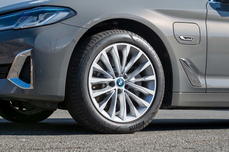 タイヤサイズは245/45R18で、試乗車はランフラットの「ピレリPゼロ」を履いていた。最新のBMWとしてはずいぶんとエアボリュームがある。