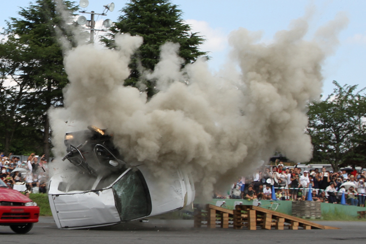 もうもうとした煙の中から、ようやく「マークII」パトカーが顔を現した。