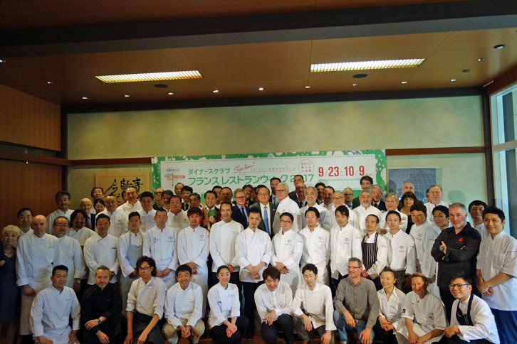 協賛企業の関係者や参加レストランのシェフたちによるフォトセッション。写真中央付近には、イベントの発起人であるアラン・デュカス氏の姿も。