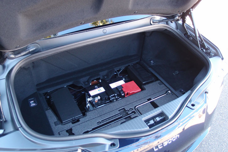 レクサスLC500h（トランクルーム）