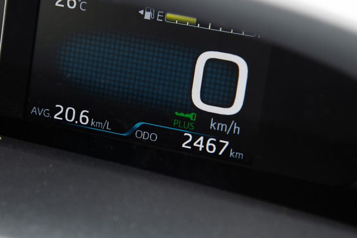 車速の左下に表示される緑の“鍵マーク”は、「プラスサポート」状態（「急アクセル時加速抑制機能」がONになっている状態）であることを示すインジケーター。通常のキーでクルマを解錠した場合、急アクセル時加速抑制機能は作動しない。