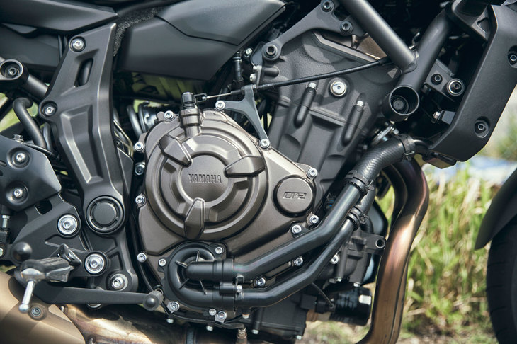 688ccの排気量を持つ水冷2気筒DOHCエンジン。粘り強いトルク特性がかなえる扱いやすさとコントロール性の高さを特長としている。