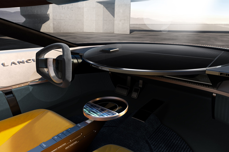 車内には空調や照明、インフォテインメントシステムなどの操作インターフェイス「S.A.L.A.」を採用。AIによって乗員の気分などを考慮し、車内環境を自動調整する機能も備わっているという。