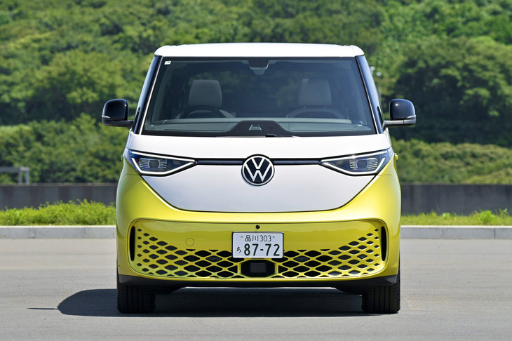 「ID. Buzz」のフロントビューは、2mに迫る全幅で迫力満点。ヘッドランプはよくあるツリ目型で、オリジナルである「タイプ2」の面影は、意外と薄い。