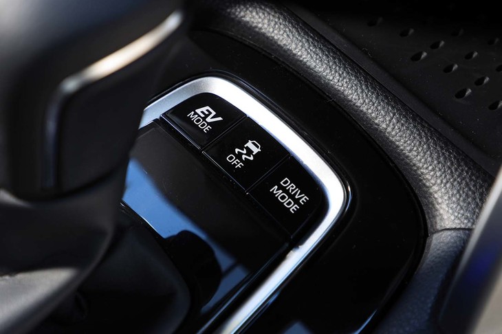 ドライブモードは「エコ」「ノーマル」「スポーツ」の3種類。EV走行を極力優先する「EVドライブモード」も用意されている。