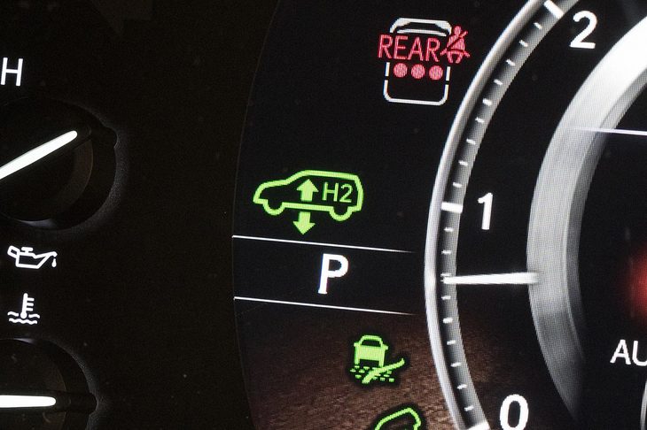 液晶メーターに表示されたAHCのインジケーター。「レクサスLX」には車高調整機構のAHCが備わるほか、ランクルでは一部のグレードだけに採用されるAVSやリアLSDなども全車標準装備となる。（写真：向後一宏）