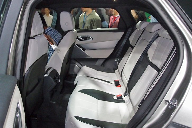 レンジローバー ヴェラール（リアシート）