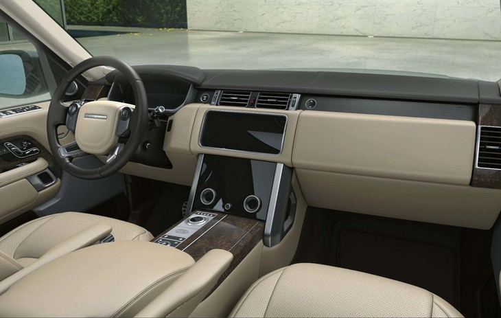 「レンジローバー50thコレクション」のインテリア。写真は内装色が「アーモンド」のもの。