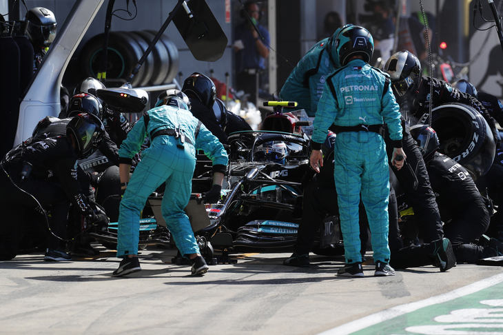 金曜日の予選を3位で終えたメルセデスのバルテリ・ボッタス（写真）は、翌日のスプリント予選で蹴り出しのいいソフトタイヤを選択したものの、ジャンプアップは果たせずに3位のままゴール。レースではルクレールの後ろ、2位を走るもタイヤの状況が思わしくなく優勝争いに絡めず、チームオーダーでハミルトンに道を譲り結果3位だった。来季もメルセデス残留か、気鋭のジョージ・ラッセルにシートを奪われるか、去就が注目されるボッタス。10戦を終え未勝利、2回のリタイアを含む3回の無得点が響き、ドライバーズランキングは4位と低迷している。（Photo=Mercedes）