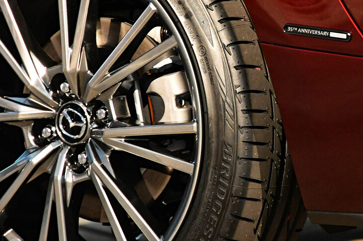 「ロードスター35周年記念車」に装着される高輝度アルミホイール。サイズはソフトトップが16インチ、RFが17インチとなる。RFに高輝度ホイールが装着されるのはこれが初となる。