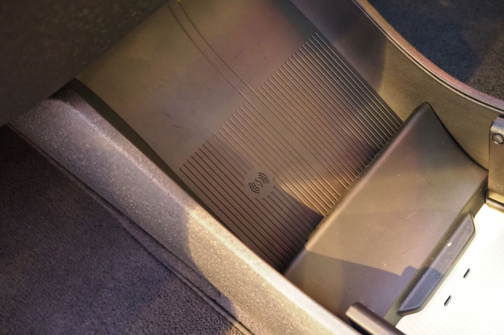 ボルボEX30クロスカントリー（用品装着車のセンターコンソール）