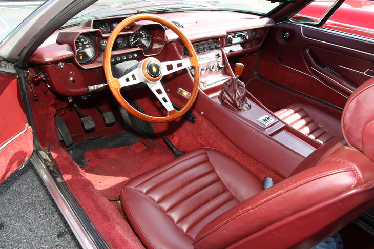 「ランボルギーニ・エスパーダ」のコックピット。魅力的なデザインで、コンディションも良好。