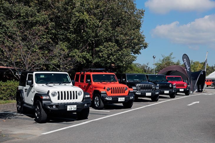 試乗会場に並べられた新型「ラングラー」。左端に位置するのが2ドアの「スポーツ」で、このモデルのみ受注生産となる。