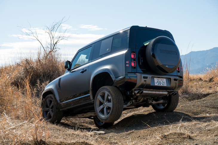 オフロードに踏み入れてみる。ただハイパワーなだけでなく、こうしたシーンで必須の豊かな低速トルクも魅力だ。