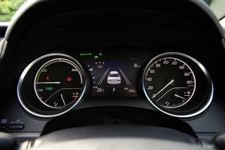 2眼式のオプティトロンメーターの中央には、マルチインフォメーションディスプレイがレイアウトされる。左側は、ハイブリッドシステムインジケーターとなる。