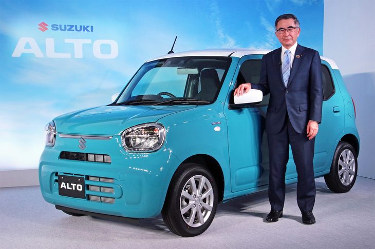 9代目となる新型「スズキ・アルト」と、スズキの鈴木俊宏社長。