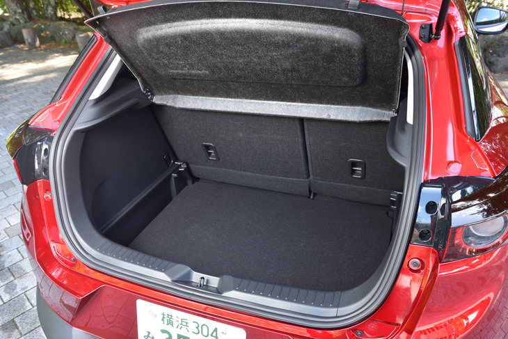 荷室のフロアは2段式。荷物の形状に合わせて変更できる。