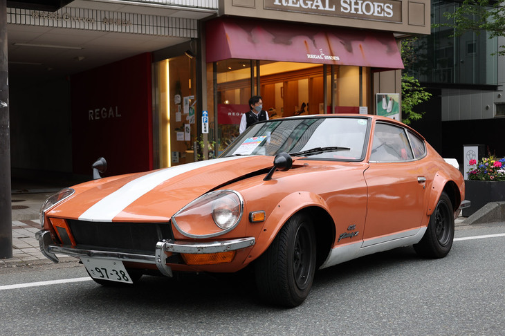 年季が入った初代「フェアレディZ」は、軽量化が施された競技用ベース車である1970年「Z432R」だった。悍馬（かんば）を普段乗りにしている雰囲気がイカしてる。