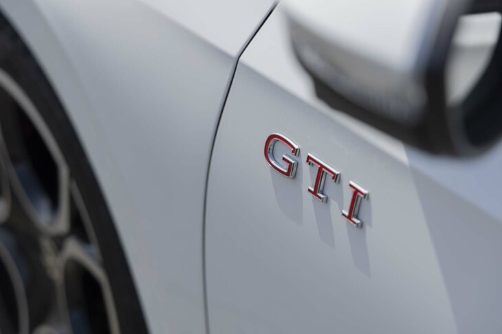 他のグレードともども、このほど大幅改良を受けた「フォルクスワーゲン・ゴルフGTI」。従来型との識別点はいろいろあるが、フロントフェンダーパネルのガーニッシュに替えて装着された、フロントドアの「GTI」ロゴもそのひとつだ。