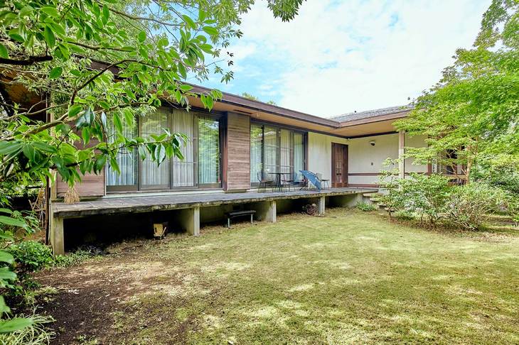 入川氏がぞっこんの45坪の平屋の住居。高度経済成長期に建てられた、当時としてはモダンな建物である。床から天井までの高い窓が特徴的。