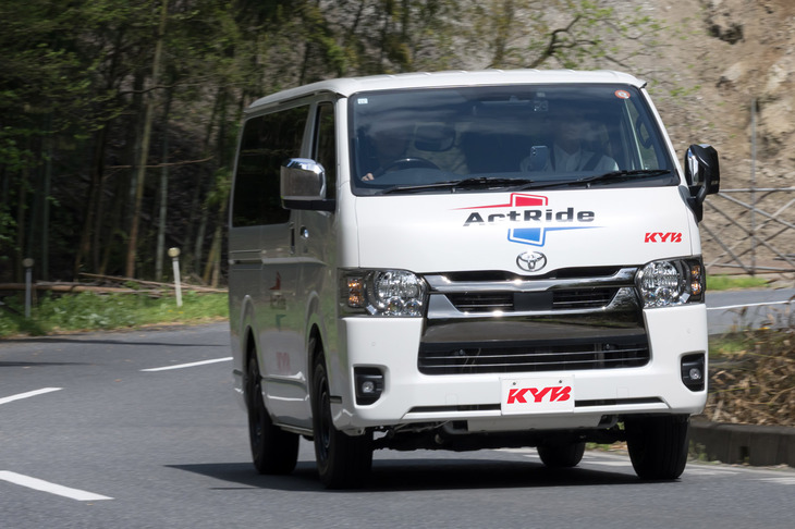 KYBの可変ダンピングシステム「アクトライド」を装着した「トヨタ・ハイエース」の試乗車。