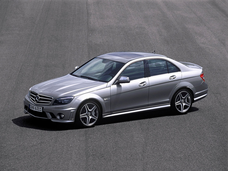 「メルセデス・ベンツC63 AMG」。6.2リッターV8 DOHC 32バルブユニットの457PSという最高出力は、「S63 AMG」の525PSよりデチューンされていたが、車重が300kg以上も軽かったことを思えば妥当な措置だったのかもしれない。