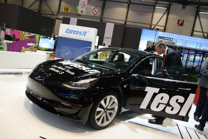 突如「テスラ・モデル3」の実車が！ 実車なのは確かだが、出展したのは「ライバル会社の製品をパーツの材質に至るまでスキャンできる」とアピールするケアソフト社。