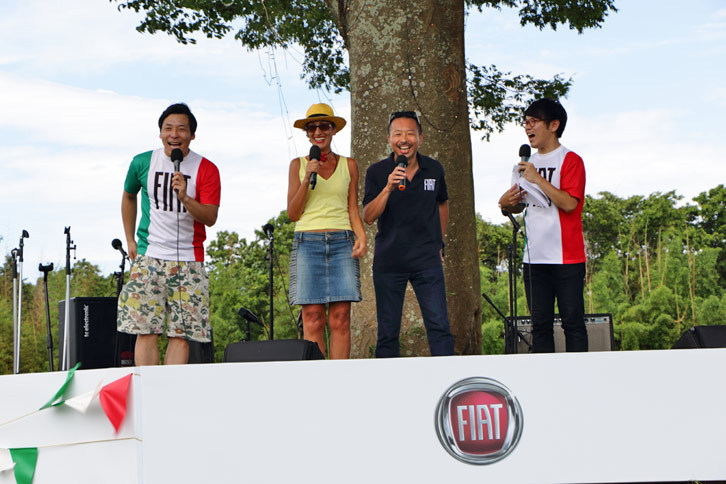 MCを務めたのは、お笑いコンビのインディアンス。開会式ではFCAジャパンのマーケティング本部長であるティツィアナ・アランプレセ氏が来場者たちを歓迎した。
			 