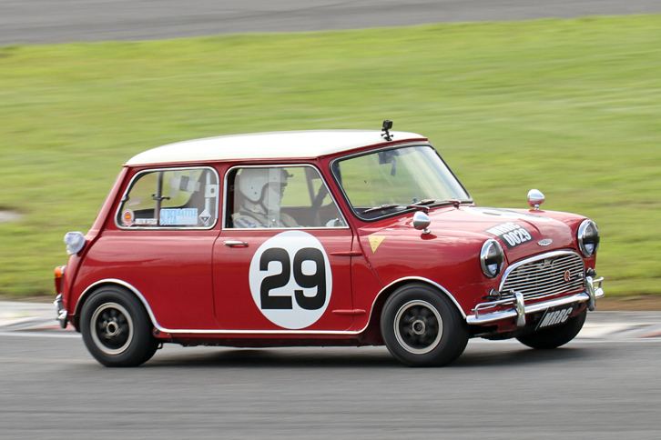 17台が参加した、バトル・オブ・ミニ1000＆1300Tに出走した「オースチン・ミニ・クーパーMk1」。