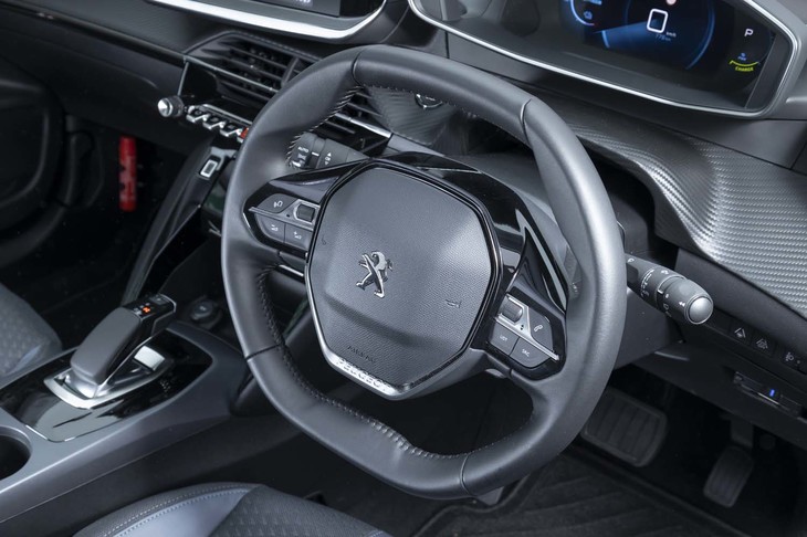 小径のステアリングホイールは上下をつぶした特徴的な形状。メーターパネルを上側にすることでドライバーの視線が下がらないようにしている。