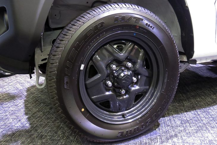 「ジムニーXG／XL」に装備されるスチールホイール。上級グレードのアルミホイールに負けず劣らず、武骨なデザインがいかにもクロカン車らしく、格好いい。