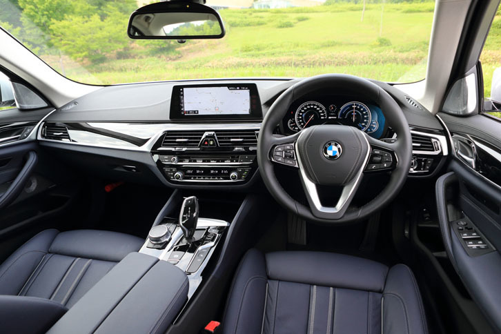 インテリアカラーは、写真のブラックのほかにキャンベラ・ベージュも選択できる。日本仕様車のハンドル位置は右のみとなる。