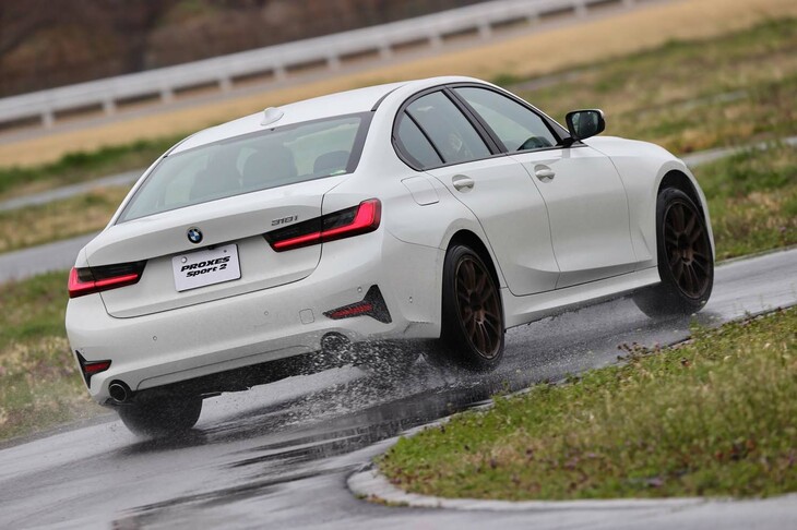 限界が感じ取りやすいので路面の端から端までを使ってスムーズなコーナリングができる。