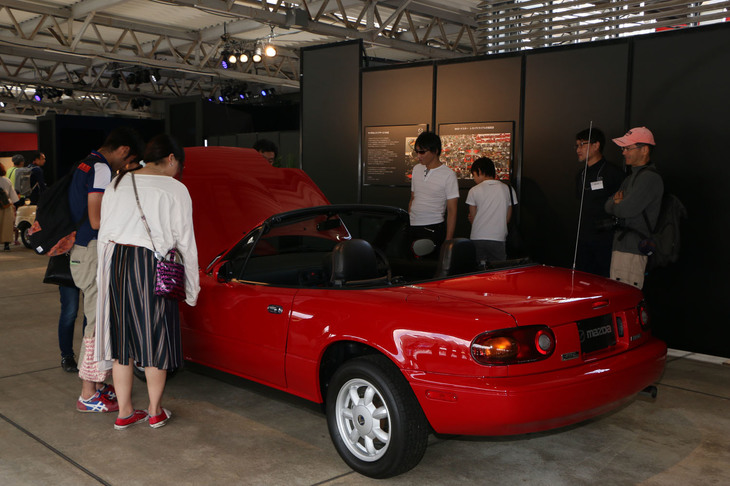 ついに開始されたNAロードスター レストアプロジェクトのトライ車両も展示。レストア事業や復刻パーツについて担当者に質問する姿が数多く見受けられた。