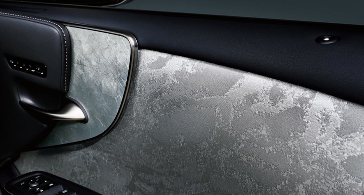 本文で触れた「プラチナ箔（はく）＆西陣」のオーナメント。月明かりに照らされた海の、波のゆらぎが表現されている。（写真＝トヨタ自動車）