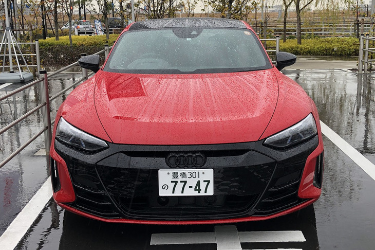 2基のモーターを合わせた「e-tron GT」の最高出力は530PS、ハイパフォーマンスモデルの「RS e-tron GT」（写真）は同646PS。今回は後者に試乗した。