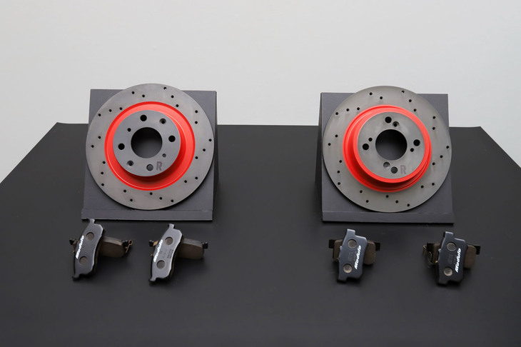 ブレーキディスクには、ドリルド（穴開け）加工が施されるほか、専用のスポーツブレーキパッドも採用。